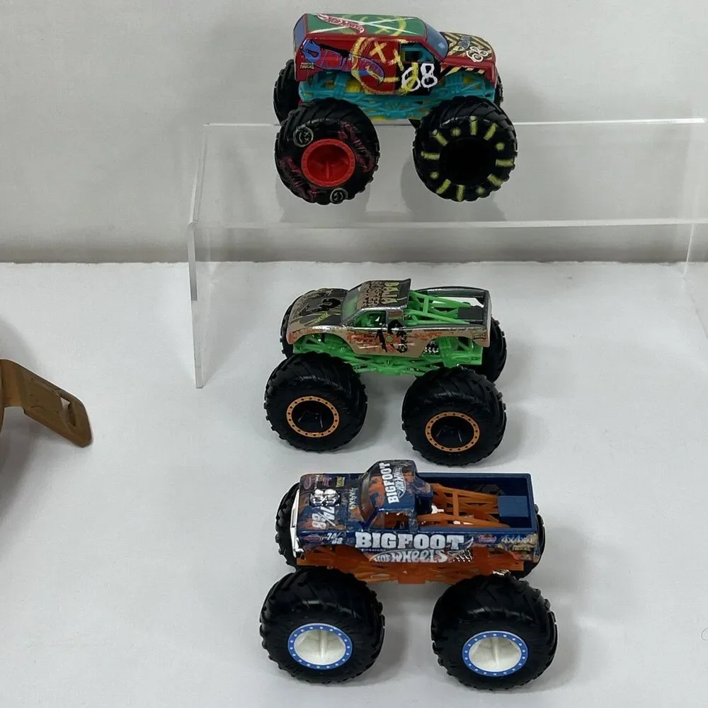 Hot Wheels Monster Trucks Stunt Tire Lot Arena Track Bigfoot 1:64 Incomplete